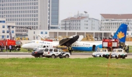 Máy bay Trung Quốc sản xuất gãy cánh vì trượt đường băng