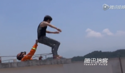 Video: Nhảy lầu tự tử, được lính cứu hỏa kịp thời kéo lại