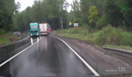 Clip: 'Dựng tóc gáy' khi xe tải mất lái lao sang làn trái chiều