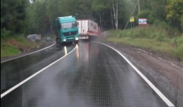 Clip xe mất lái thoát nạn trong gang tấc