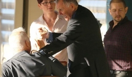 Đại gia hung hăng suýt xẻo tai bạn già trong nhà hàng