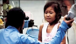 Ăn vụng, bé gái 5 tuổi bị bố mẹ đánh đến chết