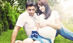 Bố thổi vào bụng bầu của mẹ khiến thai nhi 'nhảy múa'