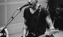 Phạm Anh Khoa liên tục “bỏ nhà”, cắt liên lạc trước live Concert “Phá”