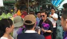 Đàm Vĩnh Hưng đi tặng hoa 'náo loạn' các khu chợ Sài Gòn