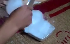 Nam thanh niên dùng Smartphone đập đá gây choáng