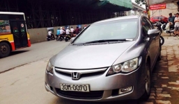 Thanh sắt từ công trình đường sắt trên cao rơi trúng xe Honda Civic