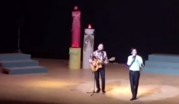 Video: Chí Tài đàn, Hoài Linh hát giả giọng các ca sĩ