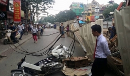 Hà Nội: Cần cẩu sập vào nhà dân, cả trăm người bỏ chạy tán loạn