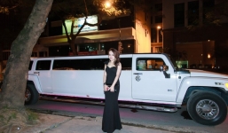 'Hot girl cảnh nóng' gây choáng với siêu xe Limousine 28 tỷ