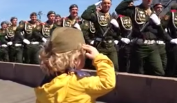 Video: Cậu bé đưa tay chào đoàn duyệt binh trên Quảng trường Đỏ