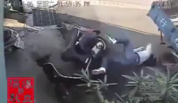 Video hi hữu: Thanh niên thoát chết dù bị ô tô chèn lên đầu