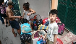 Bé trai ngơ ngác tìm kiếm sách vở sau đám cháy dữ