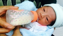 Phát hiện bé trai sơ sinh trong túi nylon màu đen