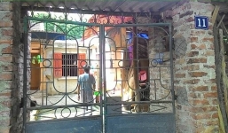 Bàng hoàng bố xin phép ông bà để truy sát con gái 4 tuổi