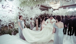 Cận cảnh trang phục cưới 6,5 tỷ của 'mỹ nhân không tuổi' Thái Lan