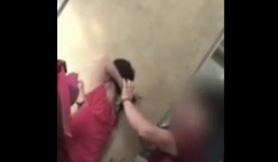 Clip: Tự đi cắt tóc, bé gái bị bà túm tóc, dúi đầu, mắng thậm tệ