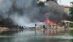 Cháy lớn tại khu nhà tạm ven hồ Linh Quang