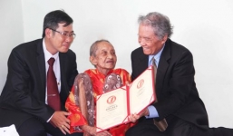 Giám định mẫu tóc cụ bà 122 tuổi ở Việt Nam cao tuổi nhất thế giới