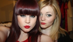 Khả năng make up thuần thục của cô gái khiếm thị