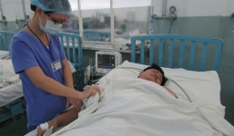 Té ngã khi đang cầm dao nhọn gọt xoài, bị dao đâm thủng tim