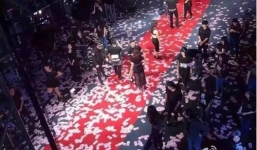 Mưa tiền phủ kín lễ tốt nghiệp của sinh viên TQ