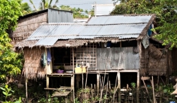 Ngày giả điên loạn, đêm lột đồ đột nhập nhà chỉ có phụ nữ