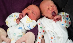 Mẹ bầu song thai bất ngờ sinh con ngay trong toilet