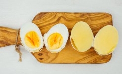 Video: Tuyệt chiêu luộc trứng toàn lòng đỏ