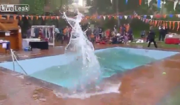Video: Nước bể bơi bị hất tung vì động đất Nepal
