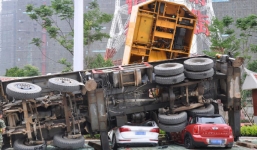 Sập cần cẩu, hai xế hộp tiền tỉ bị đè bẹp