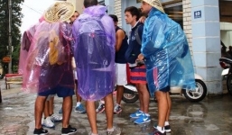 Sapa: Khách nước ngoài đội mưa vì bị đuổi khỏi khách sạn