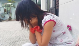 Một nữ sinh lớp 3 bị kéo vào nhà vệ sinh của trường cưỡng hiếp