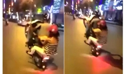 Clip: Người đàn ông đèo 2 mẹ con bốc đầu xe giữa phố