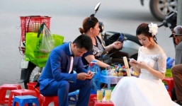 Sự thật đằng sau bức ảnh cô dâu, chú rể thời smart phone