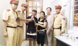 Cảnh sát giao thông giúp cụ ông đi lạc về nhà