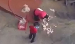 Gà KFC rửa trên sàn bê tông khiến người tiêu dùng bàng hoàng