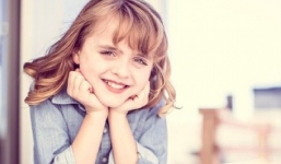 Bé gái 10 tuổi gây sốt với giọng hát đầy nội lực như Adele 