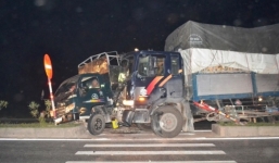 Sau cú đâm mạnh trên đường quốc lộ, hai xe tải dính chặt vào nhau 