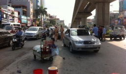 Bà bán xôi đẩy xe qua đường, bị ô tô tông nhập viện khẩn cấp