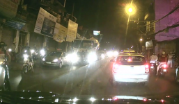 Clip: Tài xế xe trộn cầm thanh sắt ngang nhiên đuổi đánh lái xe taxi