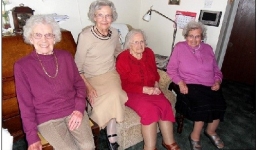 Lộ diện bốn chị em gái lớn tuổi nhất thế giới