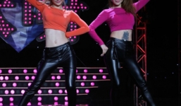 Bà mẹ U40 xinh đẹp như gái 18 bị máu trắng thi nhảy cùng con gái gây sốt