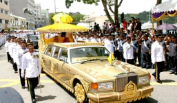 Đại gia “khủng” sắm 7000 siêu xe, xếp đầy cung điện dát vàng