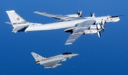 Chiến đấu cơ Anh theo sát máy bay ném bom Nga