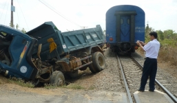 Húc thẳng vào tàu hỏa, tài xế xe tải tử vong