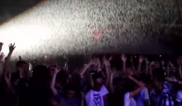 Hàng nghìn khán giả bị phun nước ướt sũng trong liveshow Phạm Anh Khoa