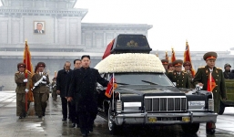Kim Jong-un đã làm gì nhóm quan chức hộ tống xe tang cha?