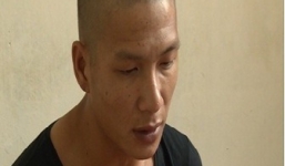 Tài xế xe tải đâm thẳng vào cảnh sát, đánh võng hơn 20km