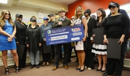 Góp tiền mua vé số, nhóm nhân viên văn phòng trúng 58 triệu USD